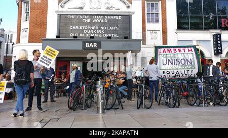 Gewerkschaftsführer von Unison protestieren am 21. 2017. Juli vor dem Ritzy Cinema für bessere Bezahlung in Brixton London, Großbritannien. (Foto von Karyn Louise/NurPhoto) *** Bitte nutzen Sie die Gutschrift aus dem Kreditfeld *** Stockfoto