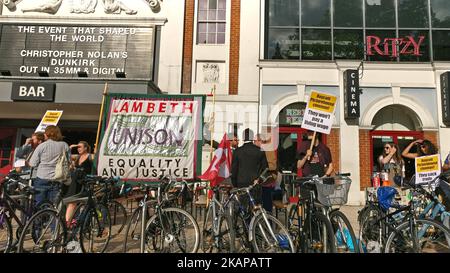 Gewerkschaftsführer von Unison protestieren am 21. 2017. Juli vor dem Ritzy Cinema für bessere Bezahlung in Brixton London, Großbritannien. (Foto von Karyn Louise/NurPhoto) *** Bitte nutzen Sie die Gutschrift aus dem Kreditfeld *** Stockfoto