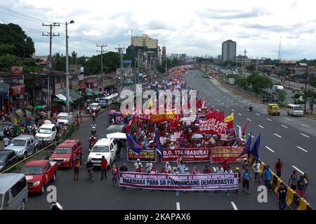 Demonstranten marschieren am Montag, den 24. Juli 2017, während einer Kundgebung zur jährlichen Rede des Präsidenten Rodrigo Duterte in Quezon City, nordöstlich von Manila, Philippinen, auf den Kongress zu. Präsident Rodrigo Duterte sprach mit Demonstranten vor dem Repräsentantenhaus, nachdem er seine Rede zur Lage der Nation gehalten hatte, die mehr als zwei Stunden dauerte. (Foto von Richard James Mendoza/NurPhoto) *** Bitte nutzen Sie die Gutschrift aus dem Kreditfeld *** Stockfoto