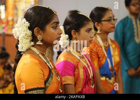 Tamilische Hindu-Kinder hören sich Gebete an, nachdem sie am 19. Juli 2017 einen Bharatnatyam-Tanz während des Nambiyaandaar Nambi Ustavam Thiruvizha pooja in einem Hindu-Tempel in Ontario, Kanada, durchgeführt haben. Dieser Pooja ist Teil des 15 Tage langen Festivals, das Lord Ganesh ehrt, das mit der extravaganten Wagenprozession gipfelt. Während dieses Puja wird ein Idol von Lord Ganesh um den Tempel herum pariert, während Gebete durchgeführt werden. (Foto by Creative Touch Imaging Ltd./NurPhoto) *** Bitte nutzen Sie die Gutschrift aus dem Kreditfeld *** Stockfoto