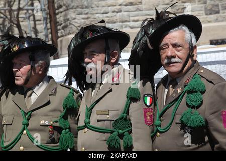 Mitglieder der Bersaglieri (Schützenkorps der italienischen Armee) während der Karfreitagsprozession in Little Italy in Toronto, Ontario, Kanada, am 14. April 2017. Die Bersaglieri erkennen Sie an dem markanten, breiten Hut mit Krempe, den sie tragen (nur in Kleideruniform), der mit schwarzen Auerhäuttern verziert ist. Die Kirche des Heiligen Franziskus von Assisi und die Gemeinde von Little Italy feierten den Karfreitag mit einer traditionellen Prozession, die die Ereignisse darstellte, die zur Kreuzigung und Auferstehung Jesu Christi führten. (Foto by Creative Touch Imaging Ltd./NurPhoto) *** Bitte nutzen Sie die Gutschrift F Stockfoto