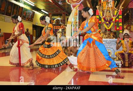 Tamilische Hindu-Kinder führen am 19. Juli 2017 einen Bharatnatyam-Tanz während des Nambiyaandaar Nambi Ustavam Thiruvizha pooja in einem Hindu-Tempel in Ontario, Kanada, auf. Dieser Pooja ist Teil des 15 Tage langen Festivals, das Lord Ganesh ehrt, das mit der extravaganten Wagenprozession gipfelt. Während dieses Puja wird ein Idol von Lord Ganesh um den Tempel herum pariert, während Gebete durchgeführt werden. (Foto by Creative Touch Imaging Ltd./NurPhoto) *** Bitte nutzen Sie die Gutschrift aus dem Kreditfeld *** Stockfoto