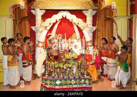 Der tamilische Hindu-Priester verrichtet am 19. Juli 2017 besondere Gebete zu Ehren von Lord Ganesh während des Nambi Ustavam Thiruvizha pooja in einem Hindu-Tempel in Ontario, Kanada. Dieser Pooja ist Teil des 15 Tage langen Festivals, das Lord Ganesh ehrt, das mit der extravaganten Wagenprozession gipfelt. Während dieses Puja wird ein Idol von Lord Ganesh um den Tempel herum pariert, während Gebete durchgeführt werden. (Foto by Creative Touch Imaging Ltd./NurPhoto) *** Bitte nutzen Sie die Gutschrift aus dem Kreditfeld *** Stockfoto