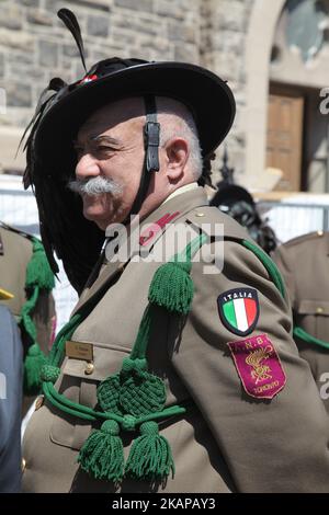 Mitglieder der Bersaglieri (Schützenkorps der italienischen Armee) während der Karfreitagsprozession in Little Italy in Toronto, Ontario, Kanada, am 14. April 2017. Die Bersaglieri erkennen Sie an dem markanten, breiten Hut mit Krempe, den sie tragen (nur in Kleideruniform), der mit schwarzen Auerhäuttern verziert ist. Die Kirche des Heiligen Franziskus von Assisi und die Gemeinde von Little Italy feierten den Karfreitag mit einer traditionellen Prozession, die die Ereignisse darstellte, die zur Kreuzigung und Auferstehung Jesu Christi führten. (Foto by Creative Touch Imaging Ltd./NurPhoto) *** Bitte nutzen Sie die Gutschrift F Stockfoto