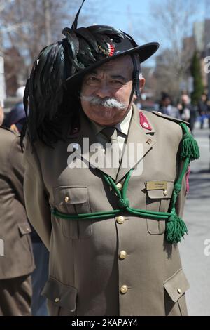 Mitglieder der Bersaglieri (Schützenkorps der italienischen Armee) während der Karfreitagsprozession in Little Italy in Toronto, Ontario, Kanada, am 14. April 2017. Die Bersaglieri erkennen Sie an dem markanten, breiten Hut mit Krempe, den sie tragen (nur in Kleideruniform), der mit schwarzen Auerhäuttern verziert ist. Die Kirche des Heiligen Franziskus von Assisi und die Gemeinde von Little Italy feierten den Karfreitag mit einer traditionellen Prozession, die die Ereignisse darstellte, die zur Kreuzigung und Auferstehung Jesu Christi führten. (Foto by Creative Touch Imaging Ltd./NurPhoto) *** Bitte nutzen Sie die Gutschrift F Stockfoto