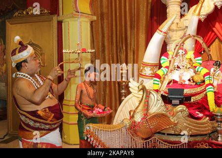 Der tamilische Hindu-Priester verrichtet am 19. Juli 2017 besondere Gebete zu Ehren von Lord Ganesh während des Nambi Ustavam Thiruvizha pooja in einem Hindu-Tempel in Ontario, Kanada. Dieser Pooja ist Teil des 15 Tage langen Festivals, das Lord Ganesh ehrt, das mit der extravaganten Wagenprozession gipfelt. Während dieses Puja wird ein Idol von Lord Ganesh um den Tempel herum pariert, während Gebete durchgeführt werden. (Foto by Creative Touch Imaging Ltd./NurPhoto) *** Bitte nutzen Sie die Gutschrift aus dem Kreditfeld *** Stockfoto