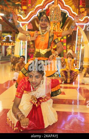 Tamilische Hindu-Kinder führen am 19. Juli 2017 einen Bharatnatyam-Tanz während des Nambiyaandaar Nambi Ustavam Thiruvizha pooja in einem Hindu-Tempel in Ontario, Kanada, auf. Dieser Pooja ist Teil des 15 Tage langen Festivals, das Lord Ganesh ehrt, das mit der extravaganten Wagenprozession gipfelt. Während dieses Puja wird ein Idol von Lord Ganesh um den Tempel herum pariert, während Gebete durchgeführt werden. (Foto by Creative Touch Imaging Ltd./NurPhoto) *** Bitte nutzen Sie die Gutschrift aus dem Kreditfeld *** Stockfoto