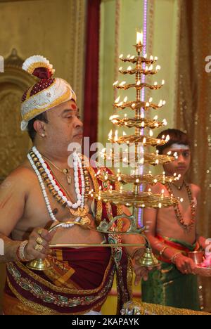 Der tamilische Hindu-Priester verrichtet am 19. Juli 2017 besondere Gebete zu Ehren von Lord Ganesh während des Nambi Ustavam Thiruvizha pooja in einem Hindu-Tempel in Ontario, Kanada. Dieser Pooja ist Teil des 15 Tage langen Festivals, das Lord Ganesh ehrt, das mit der extravaganten Wagenprozession gipfelt. Während dieses Puja wird ein Idol von Lord Ganesh um den Tempel herum pariert, während Gebete durchgeführt werden. (Foto by Creative Touch Imaging Ltd./NurPhoto) *** Bitte nutzen Sie die Gutschrift aus dem Kreditfeld *** Stockfoto