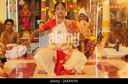 Tamilische Hindu-Kinder führen am 19. Juli 2017 einen Bharatnatyam-Tanz während des Nambiyaandaar Nambi Ustavam Thiruvizha pooja in einem Hindu-Tempel in Ontario, Kanada, auf. Dieser Pooja ist Teil des 15 Tage langen Festivals, das Lord Ganesh ehrt, das mit der extravaganten Wagenprozession gipfelt. Während dieses Puja wird ein Idol von Lord Ganesh um den Tempel herum pariert, während Gebete durchgeführt werden. (Foto by Creative Touch Imaging Ltd./NurPhoto) *** Bitte nutzen Sie die Gutschrift aus dem Kreditfeld *** Stockfoto