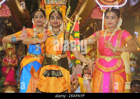 Tamilische Hindu-Kinder führen am 19. Juli 2017 einen Bharatnatyam-Tanz während des Nambiyaandaar Nambi Ustavam Thiruvizha pooja in einem Hindu-Tempel in Ontario, Kanada, auf. Dieser Pooja ist Teil des 15 Tage langen Festivals, das Lord Ganesh ehrt, das mit der extravaganten Wagenprozession gipfelt. Während dieses Puja wird ein Idol von Lord Ganesh um den Tempel herum pariert, während Gebete durchgeführt werden. (Foto by Creative Touch Imaging Ltd./NurPhoto) *** Bitte nutzen Sie die Gutschrift aus dem Kreditfeld *** Stockfoto