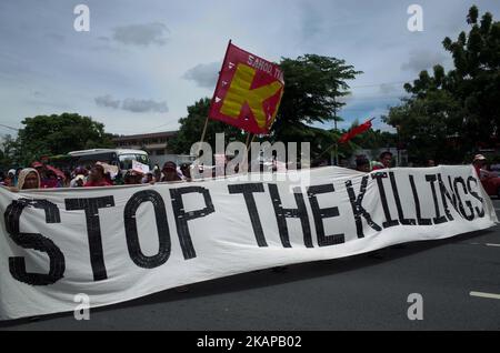 Demonstranten marschieren am Montag, den 24. Juli 2017, während einer Kundgebung zur jährlichen Rede des Präsidenten Rodrigo Duterte in Quezon City, nordöstlich von Manila, Philippinen, auf den Kongress zu. Präsident Rodrigo Duterte sprach mit Demonstranten vor dem Repräsentantenhaus, nachdem er seine Rede zur Lage der Nation gehalten hatte, die mehr als zwei Stunden dauerte. (Foto von Richard James Mendoza/NurPhoto) *** Bitte nutzen Sie die Gutschrift aus dem Kreditfeld *** Stockfoto