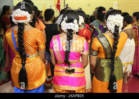 Tamilische Hindu-Kinder hören sich Gebete an, nachdem sie am 19. Juli 2017 einen Bharatnatyam-Tanz während des Nambiyaandaar Nambi Ustavam Thiruvizha pooja in einem Hindu-Tempel in Ontario, Kanada, durchgeführt haben. Dieser Pooja ist Teil des 15 Tage langen Festivals, das Lord Ganesh ehrt, das mit der extravaganten Wagenprozession gipfelt. Während dieses Puja wird ein Idol von Lord Ganesh um den Tempel herum pariert, während Gebete durchgeführt werden. (Foto by Creative Touch Imaging Ltd./NurPhoto) *** Bitte nutzen Sie die Gutschrift aus dem Kreditfeld *** Stockfoto