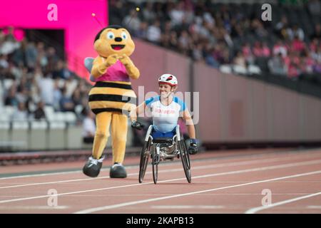 Hannah Cockroft aus Großbritannien feiert, nachdem sie im Finale der Frauen 400m T34 zusammen mit Wizzbee Mescot während der World para Athletics Championships im Londoner Stadion am 20. Juli 2017 Gold gewonnen hat (Foto von Kieran Galvin/NurPhoto) *** Bitte nutzen Sie die Gutschrift aus dem Kreditfeld *** Stockfoto