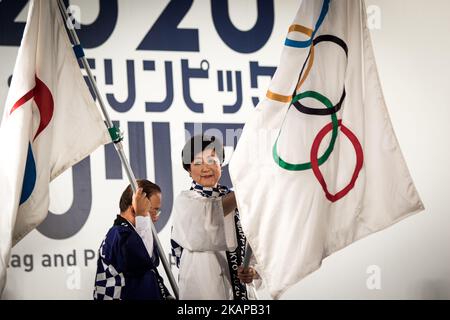 Tokyo Gov. Yuriko Koike trägt eine olympische Flagge während des Tokyo 2020 Flag Tour Festivals für die Spiele 2020 auf dem Tokyo Metropolitan Plaza in Tokyo, 24. Juli 2017. Japan begann seinen dreijährigen Countdown für die Olympischen Sommerspiele 2020 in Tokio am Montag mit Bildprojektions-Kartierungen, die auf einem Gebäude des Tokyo Metropolitan Government Office übertragen wurden. Die Spiele 2020 werden Japans erste Sommerolympiade seit den 1964 sein. (Foto von Richard Atrero de Guzman/NurPhoto) *** Bitte nutzen Sie die Gutschrift aus dem Kreditfeld *** Stockfoto