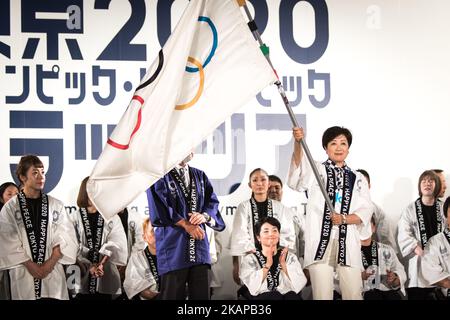 Tokyo Gov. Yuriko Koike winkt eine olympische Flagge, die von japanischen Athleten während des Tokyo 2020 Flag Tour Festivals für die Spiele 2020 auf dem Tokyo Metropolitan Plaza in Tokio, 24. Juli 2017, applaudiert wurde. Japan begann seinen dreijährigen Countdown für die Olympischen Sommerspiele 2020 in Tokio am Montag mit Bildprojektions-Kartierungen, die auf einem Gebäude des Tokyo Metropolitan Government Office übertragen wurden. Die Spiele 2020 werden Japans erste Sommerolympiade seit den 1964 sein. (Foto von Richard Atrero de Guzman/NurPhoto) *** Bitte nutzen Sie die Gutschrift aus dem Kreditfeld *** Stockfoto