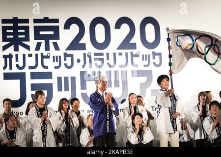 Tokyo Gov. Yuriko Koike winkt eine olympische Flagge, die von japanischen Athleten während des Tokyo 2020 Flag Tour Festivals für die Spiele 2020 auf dem Tokyo Metropolitan Plaza in Tokio, 24. Juli 2017, applaudiert wurde. Japan begann seinen dreijährigen Countdown für die Olympischen Sommerspiele 2020 in Tokio am Montag mit Bildprojektions-Kartierungen, die auf einem Gebäude des Tokyo Metropolitan Government Office übertragen wurden. Die Spiele 2020 werden Japans erste Sommerolympiade seit den 1964 sein. (Foto von Richard Atrero de Guzman/NurPhoto) *** Bitte nutzen Sie die Gutschrift aus dem Kreditfeld *** Stockfoto