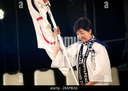 Tokyo Gov. Yuriko Koike trägt eine olympische Flagge während des Tokyo 2020 Flag Tour Festivals für die Spiele 2020 auf dem Tokyo Metropolitan Plaza in Tokyo, 24. Juli 2017. Japan begann seinen dreijährigen Countdown für die Olympischen Sommerspiele 2020 in Tokio am Montag mit Bildprojektions-Kartierungen, die auf einem Gebäude des Tokyo Metropolitan Government Office übertragen wurden. Die Spiele 2020 werden Japans erste Sommerolympiade seit den 1964 sein. (Foto von Richard Atrero de Guzman/NurPhoto) *** Bitte nutzen Sie die Gutschrift aus dem Kreditfeld *** Stockfoto