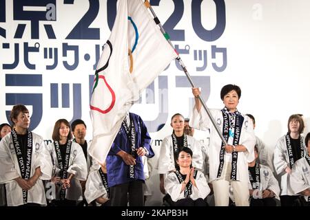 Tokyo Gov. Yuriko Koike winkt eine olympische Flagge, die von japanischen Athleten während des Tokyo 2020 Flag Tour Festivals für die Spiele 2020 auf dem Tokyo Metropolitan Plaza in Tokio, 24. Juli 2017, applaudiert wurde. Japan begann seinen dreijährigen Countdown für die Olympischen Sommerspiele 2020 in Tokio am Montag mit Bildprojektions-Kartierungen, die auf einem Gebäude des Tokyo Metropolitan Government Office übertragen wurden. Die Spiele 2020 werden Japans erste Sommerolympiade seit den 1964 sein. (Foto von Richard Atrero de Guzman/NurPhoto) *** Bitte nutzen Sie die Gutschrift aus dem Kreditfeld *** Stockfoto