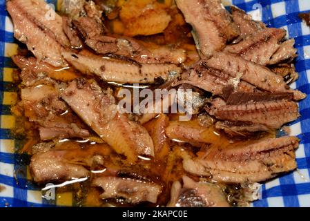 Eine Platte mit Meeresfrüchten Küche aus Konserven Sardinen mit Olivenöl, Zitrone, Kreuzkümmel und Gewürzen bereit, serviert werden, Sardine ist Sardine ölige Futter fis Stockfoto