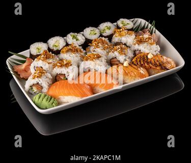 Verschiedene Sushi-Sorten auf weißem Teller Stockfoto