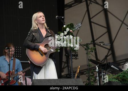 Die britische Folk-Sängerin und Songwriterin Laura Marling tritt am 16. Juli 2017 auf der Bühne des Citadel Festivals in London, Großbritannien, auf. (Foto von Alberto Pezzali/NurPhoto) *** Bitte nutzen Sie die Gutschrift aus dem Kreditfeld *** Stockfoto