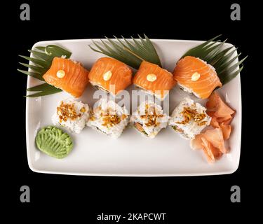 Aufnahme von japanischem Sushi auf schwarzem Hintergrund Stockfoto