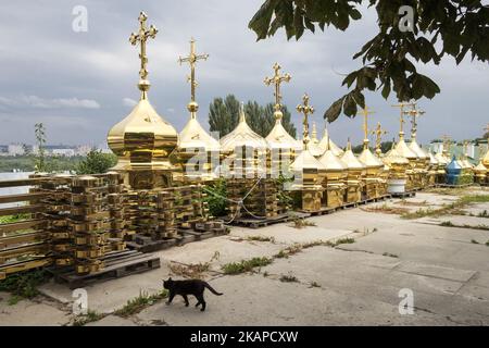 Die Kuppeln und Kreuze der Kirche werden auf dem Hof des Kirchenladens auf dem Territorium des Klosters kyevo-pecherska Lavra in Kiew, Ukraine, am 25. Juli 2017 aufbewahrt. (Foto von Maxym Marusenko/NurPhoto) *** Bitte benutzen Sie die Gutschrift aus dem Kreditfeld *** Stockfoto