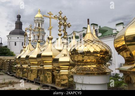 Die Kuppeln und Kreuze der Kirche werden auf dem Hof des Kirchenladens auf dem Territorium des Klosters kyevo-pecherska Lavra in Kiew, Ukraine, am 25. Juli 2017 aufbewahrt. (Foto von Maxym Marusenko/NurPhoto) *** Bitte benutzen Sie die Gutschrift aus dem Kreditfeld *** Stockfoto