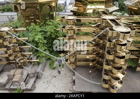 Die Kuppeln und Kreuze der Kirche werden auf dem Hof des Kirchenladens auf dem Territorium des Klosters kyevo-pecherska Lavra in Kiew, Ukraine, am 25. Juli 2017 aufbewahrt. (Foto von Maxym Marusenko/NurPhoto) *** Bitte benutzen Sie die Gutschrift aus dem Kreditfeld *** Stockfoto