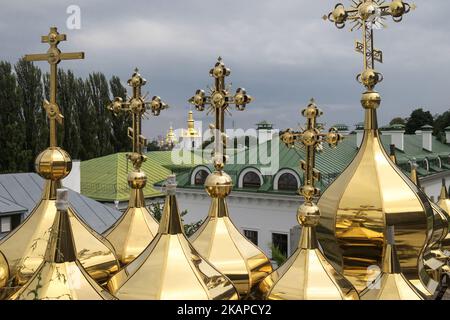 Die Kuppeln und Kreuze der Kirche werden auf dem Hof des Kirchenladens auf dem Territorium des Klosters kyevo-pecherska Lavra in Kiew, Ukraine, am 25. Juli 2017 aufbewahrt. (Foto von Maxym Marusenko/NurPhoto) *** Bitte benutzen Sie die Gutschrift aus dem Kreditfeld *** Stockfoto