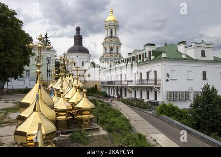 Die Kuppeln und Kreuze der Kirche werden auf dem Hof des Kirchenladens auf dem Territorium des Klosters kyevo-pecherska Lavra in Kiew, Ukraine, am 25. Juli 2017 aufbewahrt. (Foto von Maxym Marusenko/NurPhoto) *** Bitte benutzen Sie die Gutschrift aus dem Kreditfeld *** Stockfoto