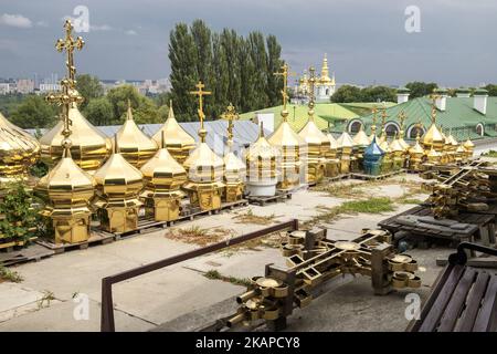 Die Kuppeln und Kreuze der Kirche werden auf dem Hof des Kirchenladens auf dem Territorium des Klosters kyevo-pecherska Lavra in Kiew, Ukraine, am 25. Juli 2017 aufbewahrt. (Foto von Maxym Marusenko/NurPhoto) *** Bitte benutzen Sie die Gutschrift aus dem Kreditfeld *** Stockfoto