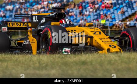 Nico Hulkenberg aus Deutschland und Renault F1 Team-Fahrer gehen während des freien Trainings beim Pirelli Hungarian Formel 1 Grand Prix am 28. Juli 2017 in Mogyoród, Ungarn. (Foto von Robert Szaniszló/NurPhoto) *** Bitte nutzen Sie die Gutschrift aus dem Kreditfeld *** Stockfoto