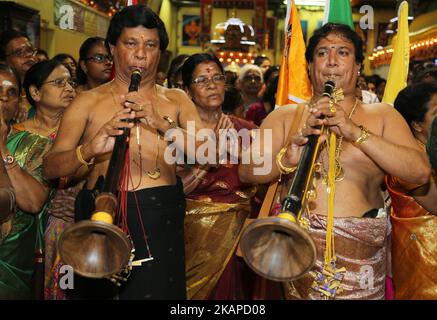 Tamilische Hindu-Musiker spielen eine Melodie auf dem Nadaswaram, während sie die Anhänger begleiten, die das Idol von Lord Ganesh während des Sappram Thiruvizha Festivals in einem tamilischen Hindu-Tempel in Ontario, Kanada, am 21. Juli 2017 tragen. Dieses Festival ist Teil des 15 Tage langen Festivals, das Lord Ganesh ehrt, das mit der extravaganten Wagenprozession gipfelt. Während dieser Puja wird ein Idol von Lord Ganesh um den Tempel herumgeführt, während Gebete von Hindu-Priestern durchgeführt werden. (Foto by Creative Touch Imaging Ltd./NurPhoto) *** Bitte nutzen Sie die Gutschrift aus dem Kreditfeld *** Stockfoto