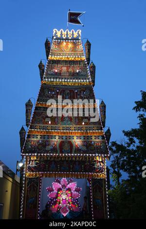 Spram Thiruvizha Festival in einem tamilischen Hindu-Tempel in Ontario, Kanada, am 21. Juli 2017. Dieses Festival ist Teil des 15 Tage langen Festivals, das Lord Ganesh ehrt, das mit der extravaganten Wagenprozession gipfelt. Während dieser Puja wird ein Idol von Lord Ganesh um den Tempel herumgeführt, während Gebete von Hindu-Priestern durchgeführt werden. (Foto by Creative Touch Imaging Ltd./NurPhoto) *** Bitte nutzen Sie die Gutschrift aus dem Kreditfeld *** Stockfoto