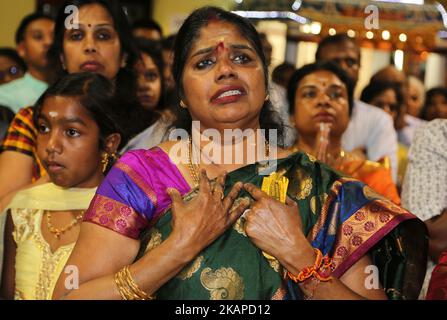 Die tamilische Hindu-Frau wird zu Tränen gerührt, als das Idol von Lord Ganesh die Führung durch den Tempel beendet und während des Sappram Thiruvizha Festivals am 21. Juli 2017 in einem tamilischen Hindu-Tempel in Ontario, Kanada, zu seinem Schrein im Tempel zurückgebracht wird. Dieses Festival ist Teil des 15 Tage langen Festivals, das Lord Ganesh ehrt, das mit der extravaganten Wagenprozession gipfelt. Während dieser Puja wird ein Idol von Lord Ganesh um den Tempel herumgeführt, während Gebete von Hindu-Priestern durchgeführt werden. (Foto by Creative Touch Imaging Ltd./NurPhoto) *** Bitte nutzen Sie die Gutschrift aus dem Kreditfeld *** Stockfoto