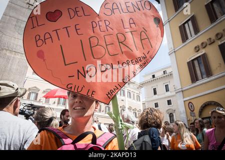 Protest gegen Impfpflicht auf der Piazza Montecitorio während der Schlussabstimmung über das Impfstoffgesetz in der Abgeordnetenkammer am 28. Juli 2017 in Rom, Italien. Angesichts des Anstiegs der Masernfälle im Jahr 2017 haben Italiens Gesetzgeber Impfungen für Kinder bei der Schulanmeldung obligatorisch gemacht. Die Impfungen sollen dazu beitragen, Kinder von der Geburt bis zum 16. Lebensjahr vor 12 Krankheiten wie Masern, Mumps, Polio, Röteln, Tetanus und Keuchhusten zu schützen. *** Bitte verwenden Sie Credit from Credit Field *** Stockfoto