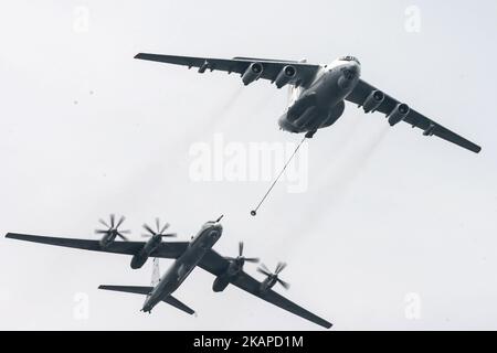 Ein Tupolew TU-142 Seeaufklärungs- und U-Boot-Kampfflugzeug (L) und ein Lufttanker Iljuschin Il-78 nehmen an einer Probe der bevorstehenden Militärparade zum Tag der russischen Marine Teil. (Foto von Igor Russak/NurPhoto) *** Bitte nutzen Sie die Gutschrift aus dem Kreditfeld *** Stockfoto