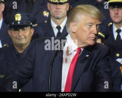 Präsident Donald Trump spricht am 28. Juli 2017 im Suffolk Community College in Brentwood, New York. Trump sprach in der Nähe der gewalttätigen Straßenkrimination MS-13, die eine Reihe von Morden begangen hat, und forderte den Kongress auf, mehr Mittel für die Grenzdurchsetzung und schnellere Abschiebungen bereitzustellen. Trump sprach vor einem Publikum, das auch Strafverfolgungsbeamte und Familienmitglieder von Verbrechensopfern ansprach. (Foto von Kyle Mazza/NurPhoto) *** Bitte nutzen Sie die Gutschrift aus dem Kreditfeld *** Stockfoto