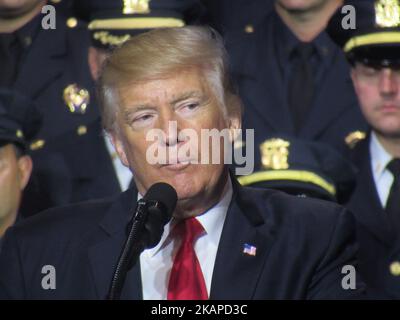 Präsident Donald Trump spricht am 28. Juli 2017 im Suffolk Community College in Brentwood, New York. Trump sprach in der Nähe der gewalttätigen Straßenkrimination MS-13, die eine Reihe von Morden begangen hat, und forderte den Kongress auf, mehr Mittel für die Grenzdurchsetzung und schnellere Abschiebungen bereitzustellen. Trump sprach vor einem Publikum, das auch Strafverfolgungsbeamte und Familienmitglieder von Verbrechensopfern ansprach. (Foto von Kyle Mazza/NurPhoto) *** Bitte nutzen Sie die Gutschrift aus dem Kreditfeld *** Stockfoto