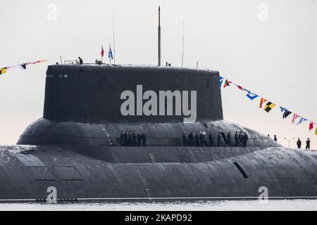 Das Atom-U-Boot TK-208 der russischen Marine Dmitry Donskoy wird für die Parade zum Navy Day in Kronshtadt im Vorort St. Petersburg vorbereitet. (Foto von Igor Russak/NurPhoto) *** Bitte nutzen Sie die Gutschrift aus dem Kreditfeld *** Stockfoto