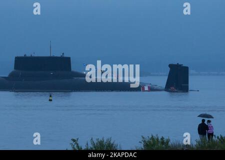 Das Atom-U-Boot TK-208 der russischen Marine Dmitry Donskoy wird für die Parade zum Navy Day in Kronshtadt im Vorort St. Petersburg vorbereitet. (Foto von Igor Russak/NurPhoto) *** Bitte nutzen Sie die Gutschrift aus dem Kreditfeld *** Stockfoto