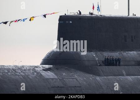 Das Atom-U-Boot TK-208 der russischen Marine Dmitry Donskoy wird für die Parade zum Navy Day in Kronshtadt im Vorort St. Petersburg vorbereitet. (Foto von Igor Russak/NurPhoto) *** Bitte nutzen Sie die Gutschrift aus dem Kreditfeld *** Stockfoto