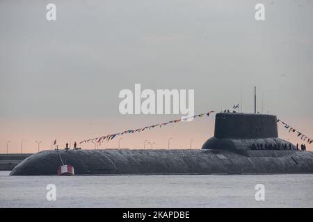 Das Atom-U-Boot TK-208 der russischen Marine Dmitry Donskoy wird für die Parade zum Navy Day in Kronshtadt im Vorort St. Petersburg vorbereitet. (Foto von Igor Russak/NurPhoto) *** Bitte nutzen Sie die Gutschrift aus dem Kreditfeld *** Stockfoto