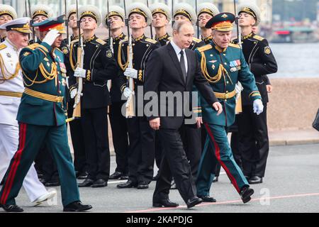 Der russische Präsident Wladimir Putin nimmt am 30. Juli 2017 in St. Petersburg, Russland, an der Parade zum russischen Navy Day Teil. (Foto von Valya Egorshin/NurPhoto) *** Bitte nutzen Sie die Gutschrift aus dem Kreditfeld *** Stockfoto