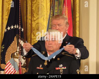 US-Präsident Donald Trump überreicht die Ehrenmedaille an den ehemaligen Armeespezialisten James McCloughan (L) aus South Haven, Michigan, während einer Zeremonie im East Room im Weißen Haus am 31. Juli 2017 in Washington, DC. McClougan erhält die Medaille für seine heldenhaften Taten als Kampfmediziner während des Vietnamkrieges. (Foto von Kyle Mazza/NurPhoto) *** Bitte nutzen Sie die Gutschrift aus dem Kreditfeld *** Stockfoto