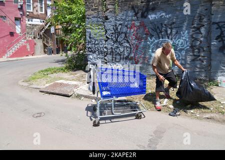 Ein Mann, der nur identifiziert wurde, als Bruce am 31. Juli 2017 ein Gebiet in der Nähe des Make-Shift-Heroin-Lagers unter der Emerald Street Bridge in der Kensington-Sektion von Philadelphia, PA, säubert. Eine große gemeinsame Operation von Conrail und der Stadt Philadelphia zur Säuberung des beliebten offenen Drogengebiets wird voraussichtlich 30 Tage dauern. (Foto von Bastiaan Slabbers/NurPhoto) *** Bitte nutzen Sie die Gutschrift aus dem Kreditfeld *** Stockfoto