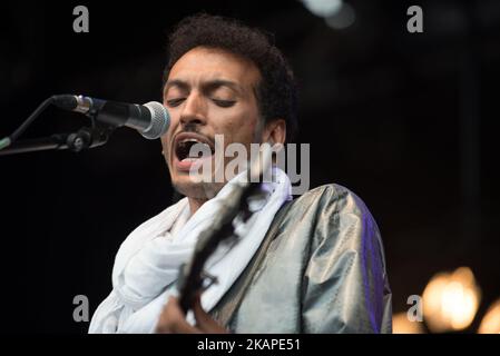 Der Tuareg-Musiker Omara 'Bombino' Moctar tritt am 16. Juli 2017 beim Citadel Festival im Victoria Park, London, auf. Er ist ein international gefeierter Tuareg-Gitarrist und Singer-Songwriter aus Agadez, Niger. Seine Musik spricht häufig Tuareg geopolitische Anliegen an und wird in der Tuareg-Sprache von Tamasheq gesungen. (Foto von Alberto Pezzali/NurPhoto) *** Bitte nutzen Sie die Gutschrift aus dem Kreditfeld *** Stockfoto