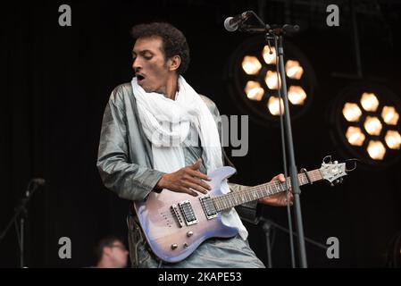 Der Tuareg-Musiker Omara 'Bombino' Moctar tritt am 16. Juli 2017 beim Citadel Festival im Victoria Park, London, auf. Er ist ein international gefeierter Tuareg-Gitarrist und Singer-Songwriter aus Agadez, Niger. Seine Musik spricht häufig Tuareg geopolitische Anliegen an und wird in der Tuareg-Sprache von Tamasheq gesungen. (Foto von Alberto Pezzali/NurPhoto) *** Bitte nutzen Sie die Gutschrift aus dem Kreditfeld *** Stockfoto