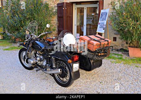 Vintage IMZ-Ural Motorrad mit Seitenwagen von der russischen Firma der Sowjetunion produziert Stockfoto